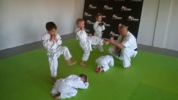 Egzaminy dla dzieci w Furo Karate prowadzone przez Jana Schneidera (3)
