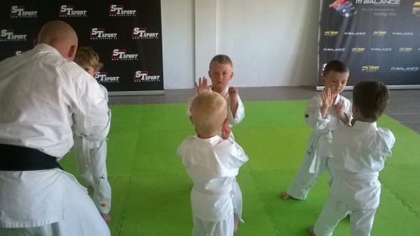 Egzaminy dla dzieci w Furo Karate prowadzone przez Jana Schneidera (4)