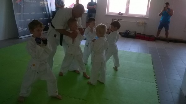 Egzaminy dla dzieci w Furo Karate prowadzone przez Jana Schneidera (5)
