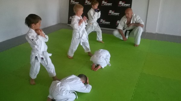 Egzaminy dla dzieci w Furo Karate prowadzone przez Jana Schneidera