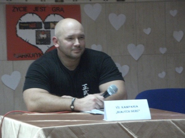 Kamil Bazelak przeciwko narkotykom w Kampanii Białych Serc