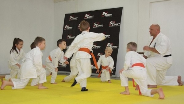 Sensei-Kamil-Bazelak-na-treningu-Furo-Karate-z-dziećmi-2